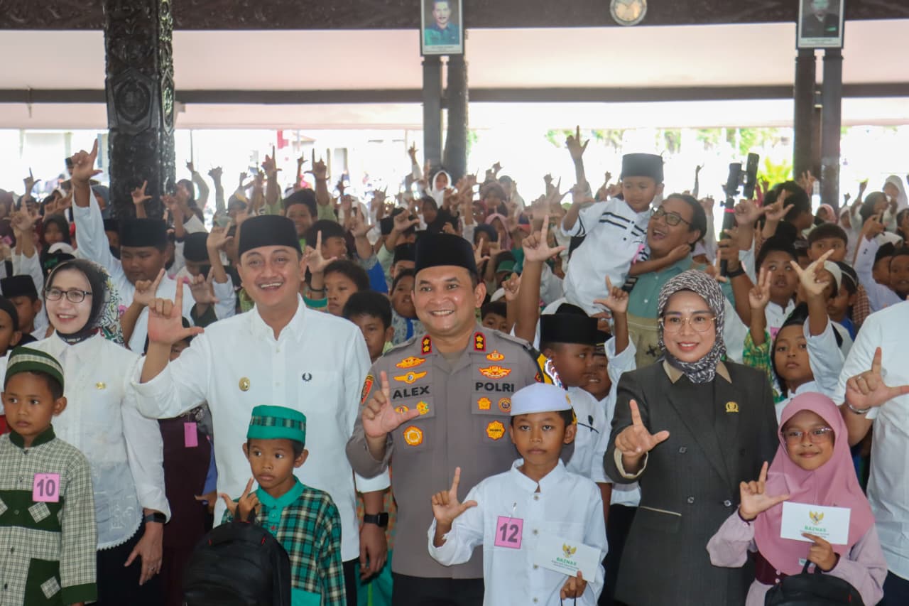 Kapolres Lumajang Salurkan Santunan 1.000 Anak Yatim di Pendopo Aryawiraraja
