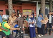 Ikatan Wartawan Lumajang Bagikan Ratusan Takjil Bagi Pengguna Jalan Berkah Ramadhan