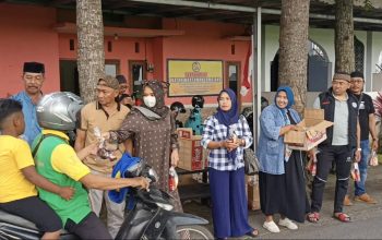 Ikatan Wartawan Lumajang Bagikan Ratusan Takjil Bagi Pengguna Jalan Berkah Ramadhan