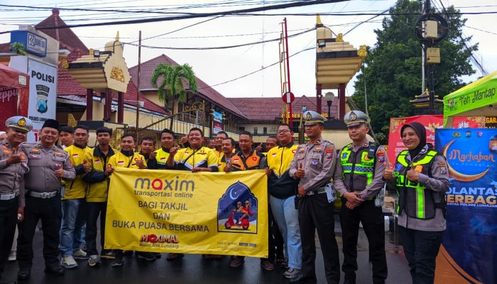 Satlantas Lumajang Gandeng PT Djarum dan Maxim, 1.000 Takjil Dibagikan di Depan Mapolres 