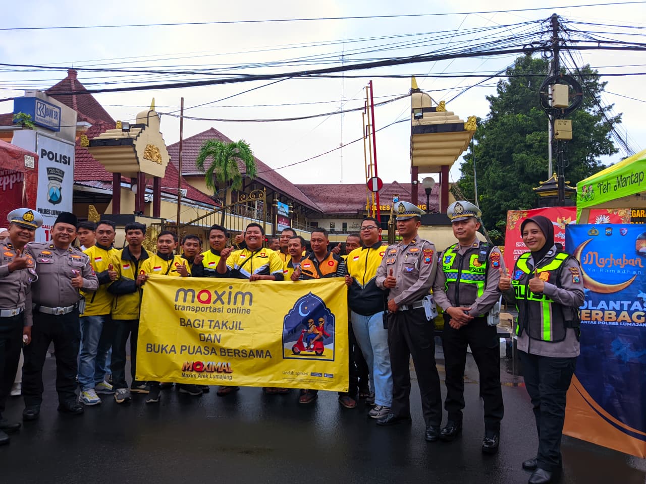 Satlantas Lumajang Gandeng PT Djarum dan Maxim, 1.000 Takjil Dibagikan di Depan Mapolres 