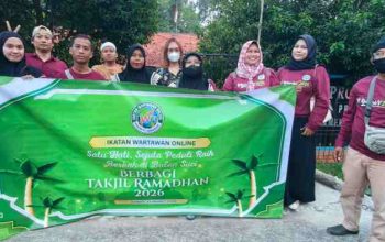 Semangat Satu Hati, IWO Pamekasan Tebar Berkah Ramadhan di Jalan Raya Proppo 5 Anggota IWO Pamekasan