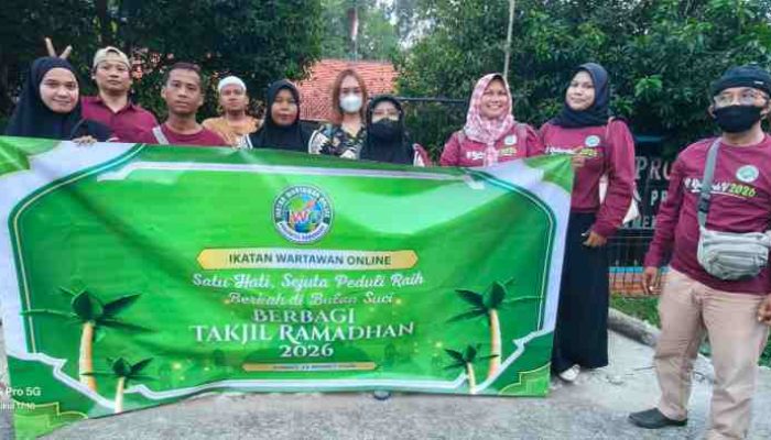Semangat Satu Hati, IWO Pamekasan Tebar Berkah Ramadhan di Jalan Raya Proppo