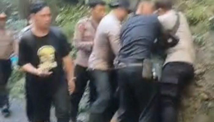 jajaran Polres Lumajang Bersama Polsek Pronojiwo Amankan 4 orang Diduga Tarik Tiket elegal