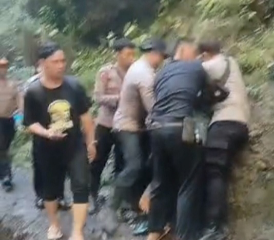 jajaran Polres Lumajang Bersama Polsek Pronojiwo Amankan 4 orang Diduga Tarik Tiket elegal