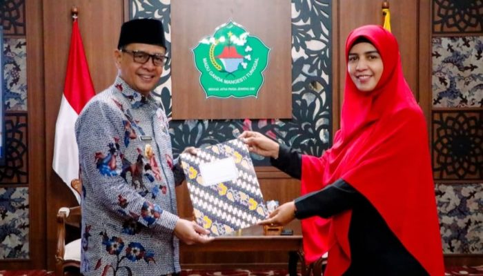PJ bupati Pamekasan Serahkan SK ke 32 Guru, Dorong Kepala Sekolah Baru Bergerak Cepat Majukan Pendidikan Pamekasan