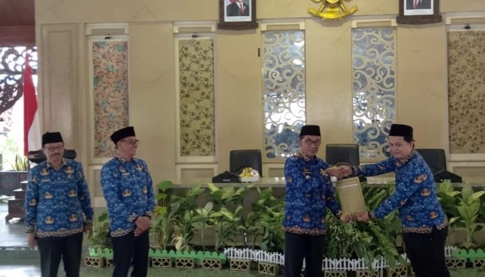 Bupati Kholilurrahman Serahkan SK kepada 58 CPNS Formasi 2024 di Pendopo Agung Ronggosukowati