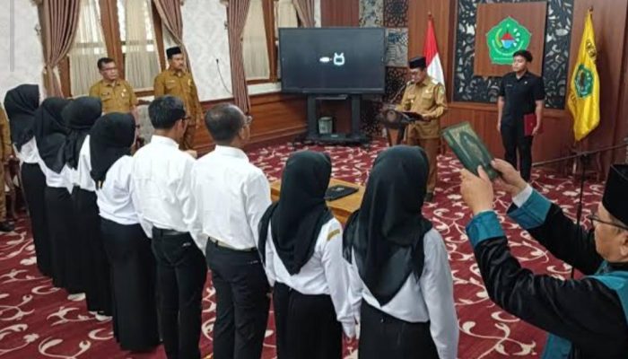 Bupati Pamekasan Lantik 8 PPPK, Tekankan Makna Sumpah dan Integritas Kerja