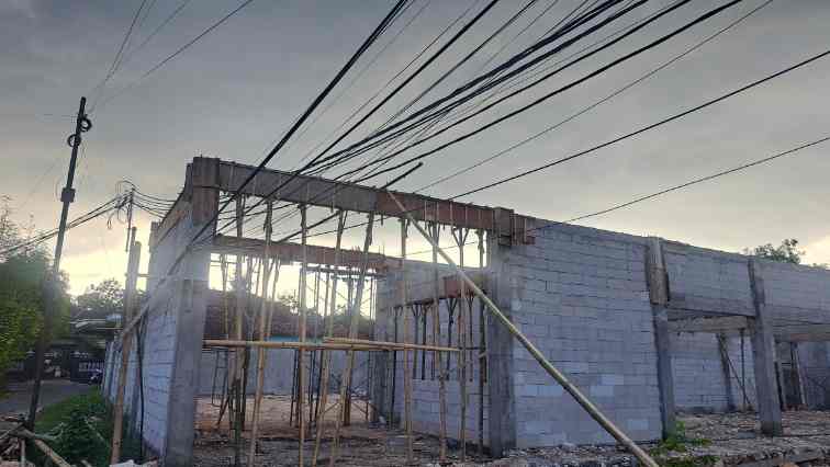 FOTO: Kondisi kabel yang melintas dan menggantung di atas area pembangunan