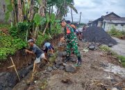Perkuat Infrastruktur Desa, Babinsa dan Warga Kaliboto Lor Kerja Bakti Bangun Drainase