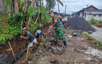 Perkuat Infrastruktur Desa, Babinsa dan Warga Kaliboto Lor Kerja Bakti Bangun Drainase