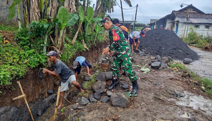 Perkuat Infrastruktur Desa, Babinsa dan Warga Kaliboto Lor Kerja Bakti Bangun Drainase
