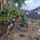 Perkuat Infrastruktur Desa, Babinsa dan Warga Kaliboto Lor Kerja Bakti Bangun Drainase