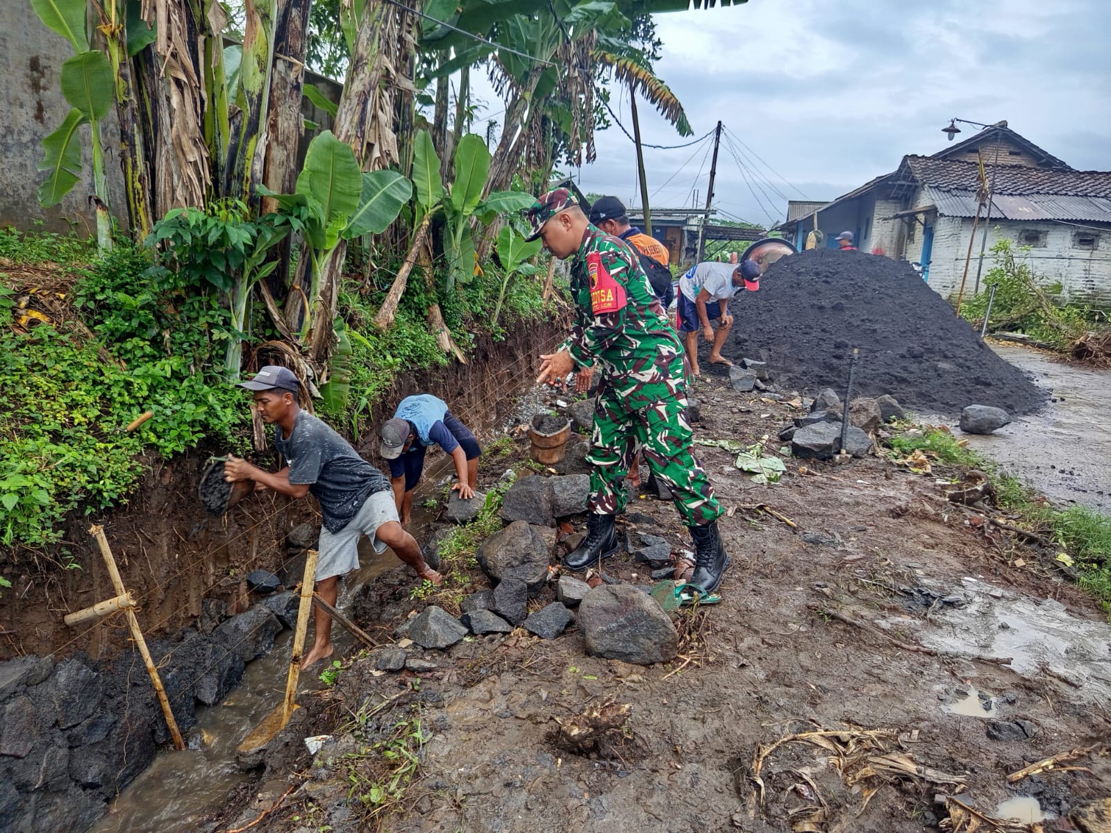Babinsa Kaliboto Lor, Kerja Bakti Bangun Drainase