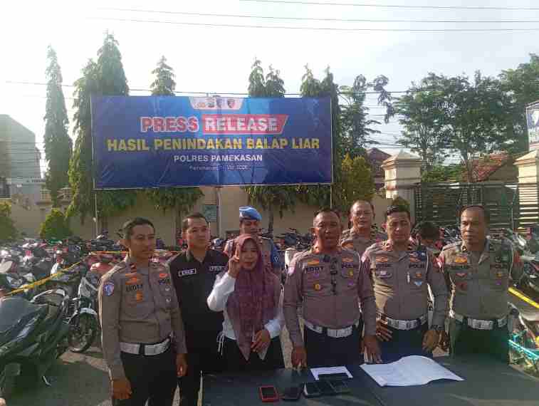 Press release digelar di halaman Makopolres Pamekasan