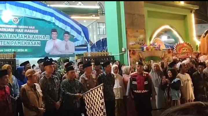 Wakil Bupati Pamekasan, Sukriyanto melepas calon jemaah haji (CJH) kloter 37