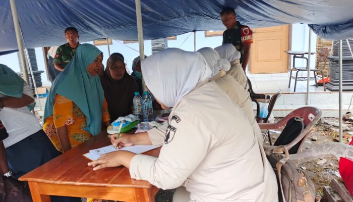 Peduli Kesehatan Masyarakat, Babinsa Supiturang Dampingi Yankes Polkes 05.09.02 Lumajang