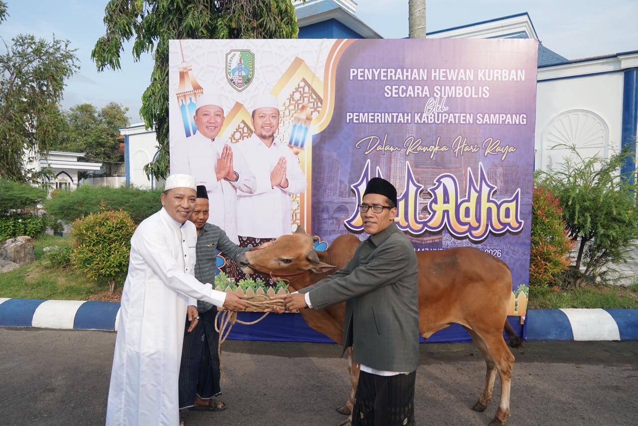 Bupati Sampang H. Slamet Junaidi Saat Memberikan Hewan Kurban Dari Pemkab Sampang, Diserahkan Secara Simbolis di Pendopo Trunojoyo Kabupaten Sampang