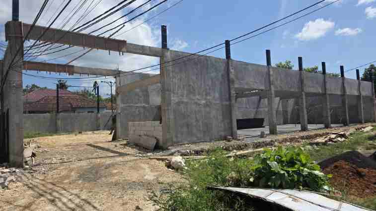 FOTO: Tampak Kondisi Kabel PLN, PDAM dan Telkom yang melintas tepat di atas bangunan KDMP