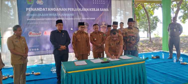 FOTO: Pemkab Pamekasan tandatangani perjanjian kerja sama pengelolaan wisata Jumiang