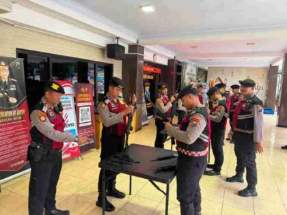 FOTO: Sejumlah personel Sat Samapta Polres Lumajang tampak fokus mengikuti latihan bongkar pasang senjata api jenis SS1-V1