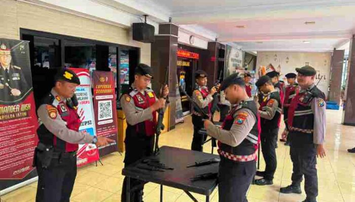 FOTO: Sejumlah personel Sat Samapta Polres Lumajang tampak fokus mengikuti latihan bongkar pasang senjata api jenis SS1-V1