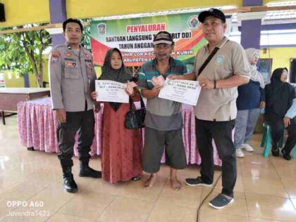 FOTO: Polisi Kawal Penyaluran BLT DD Desa Kunir Lor