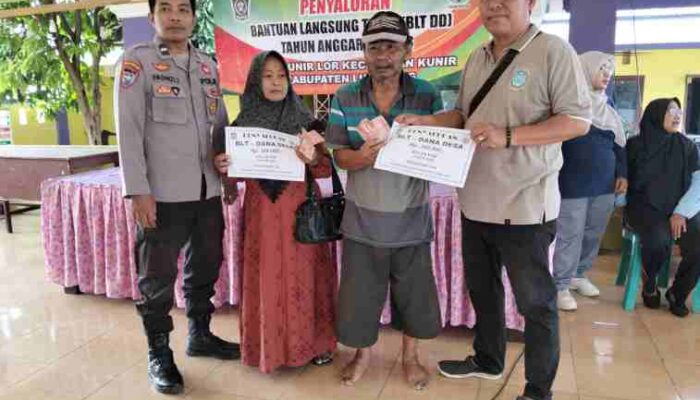 FOTO: Polisi Kawal Penyaluran BLT DD Desa Kunir Lor