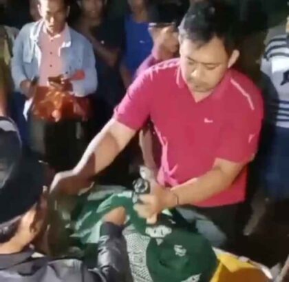 FOTO : Warga bergotong-royong membantu mengangkat mayat untuk dibawa ke Rumah Sakit Umum (RSU) Haryoto Lumajang untuk penanganan lebih lanjut
