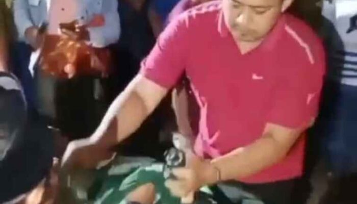 FOTO : Warga bergotong-royong membantu mengangkat mayat untuk dibawa ke Rumah Sakit Umum (RSU) Haryoto Lumajang untuk penanganan lebih lanjut
