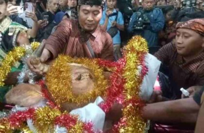 FOTO : Prosesi pemendaman kepala sapi di muara sumber air yang terletak di tengah rimbunan hutan bambu.
