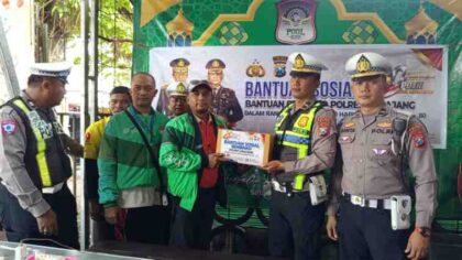 FOTO : Kegiatan penyaluran bansos dipusatkan di Warkop Ojol Kamtibmas Lumajang, dan secara langsung dipimpin oleh Kasat Lantas Polres Lumajang beserta didampingi oleh jajaran Pejabat Utama Satlantas Polres Lumajang