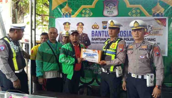 FOTO : Kegiatan penyaluran bansos dipusatkan di Warkop Ojol Kamtibmas Lumajang, dan secara langsung dipimpin oleh Kasat Lantas Polres Lumajang beserta didampingi oleh jajaran Pejabat Utama Satlantas Polres Lumajang