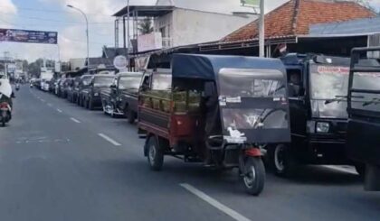 FOTO : Terlihat banyaknya kendaraan bermotor antre BBM di SPBU Kecamatan Ganding