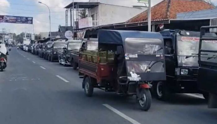 FOTO : Terlihat banyaknya kendaraan bermotor antre BBM di SPBU Kecamatan Ganding