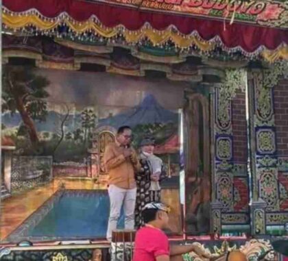 FOTO : Kades Bades Pasirian diatas panggung dalam acara Tandingan Topeng dengan mengusung budaya luar Lumajang