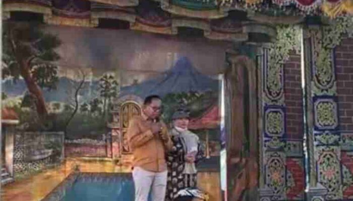 FOTO : Kades Bades Pasirian diatas panggung dalam acara Tandingan Topeng dengan mengusung budaya luar Lumajang