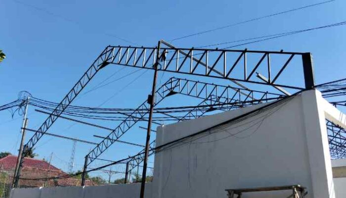 FOTO: Tampak Kabel PDAM mengganggu pemasangan atap Proyek KDMP Dipaksa Jalan di Tengah Lambannya Respons