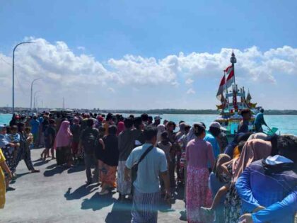FOTO : Pelabuhan Branta Pesisir dipenuhi warga setempat