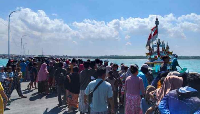 FOTO : Pelabuhan Branta Pesisir dipenuhi warga setempat