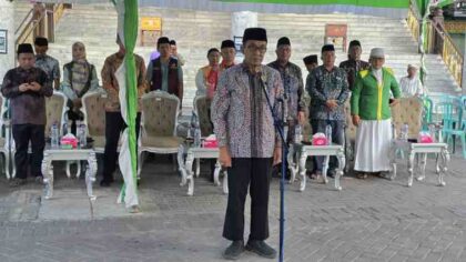 FOTO : Bupati Pamekasan KH. Kholilurrahman berikan sambutan kepada 376 Jemaah