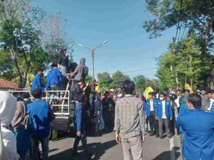 FOTO : Ratusan Mahasiswa turun ke jalan gelar aksi unjuk rasa