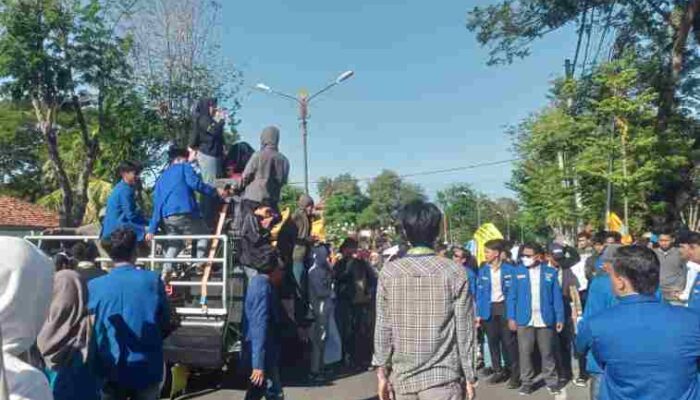 FOTO : Ratusan Mahasiswa turun ke jalan gelar aksi unjuk rasa