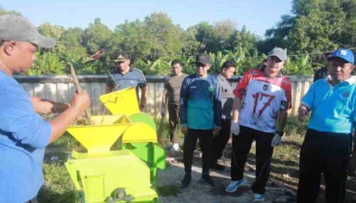 FOTO : Bupati Pamekasan pimpin langsung kegiatan jumat bersih di area eks Stasiun PJKA, Jalan Trunojoyo