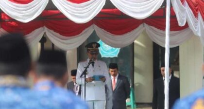 FOTO : Bupati Pamekasan saat memimpin Upacara Hari Otonomi Daerah di halaman Kantor Bupati Pamekasan