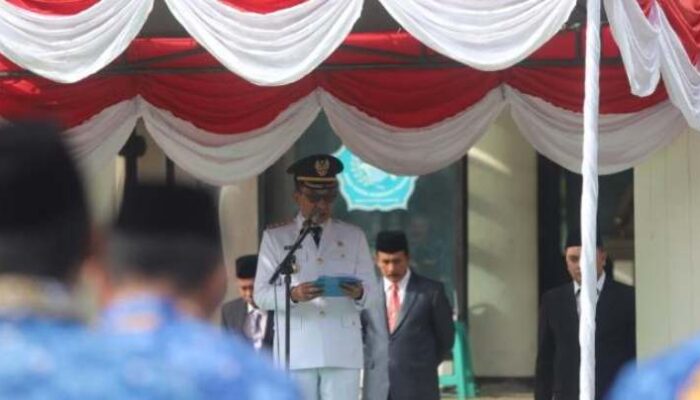 FOTO : Bupati Pamekasan saat memimpin Upacara Hari Otonomi Daerah di halaman Kantor Bupati Pamekasan