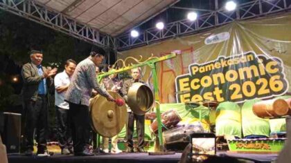 FOTO : Pembukaan Pamekasan Economic Fest 2026 secara simbolis oleh Bupati Pamekasan