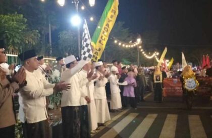 FOTO : Peserta Pawai Ta'aruf dalam rangka menyambut Tahun Baru Islam 1 Muharram 1448 Hijriah di Masjid Agung Asy Syuhada