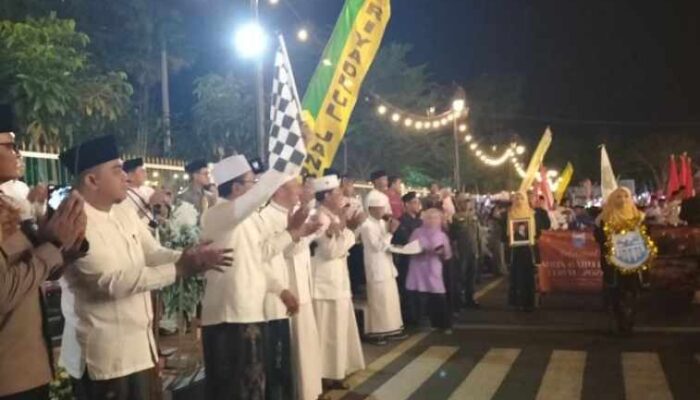 FOTO : Peserta Pawai Ta'aruf dalam rangka menyambut Tahun Baru Islam 1 Muharram 1448 Hijriah di Masjid Agung Asy Syuhada