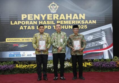 FOTO : Bupati bersama Ketua DPRD Pamekasan secara langsung menerima penghargaan di Kantor BPK RI Perwakilan Jawa Timur